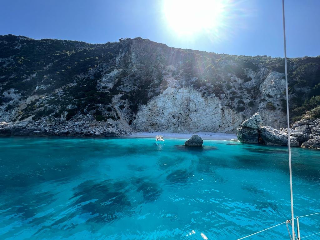Segelboot im Ionischen Meer mit Lefkada in Sicht