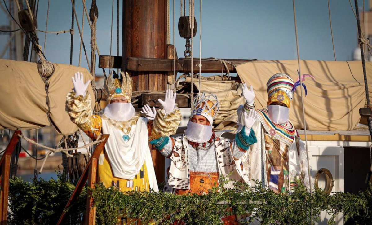 Experience the Three Wise Men sailing in Barcelona