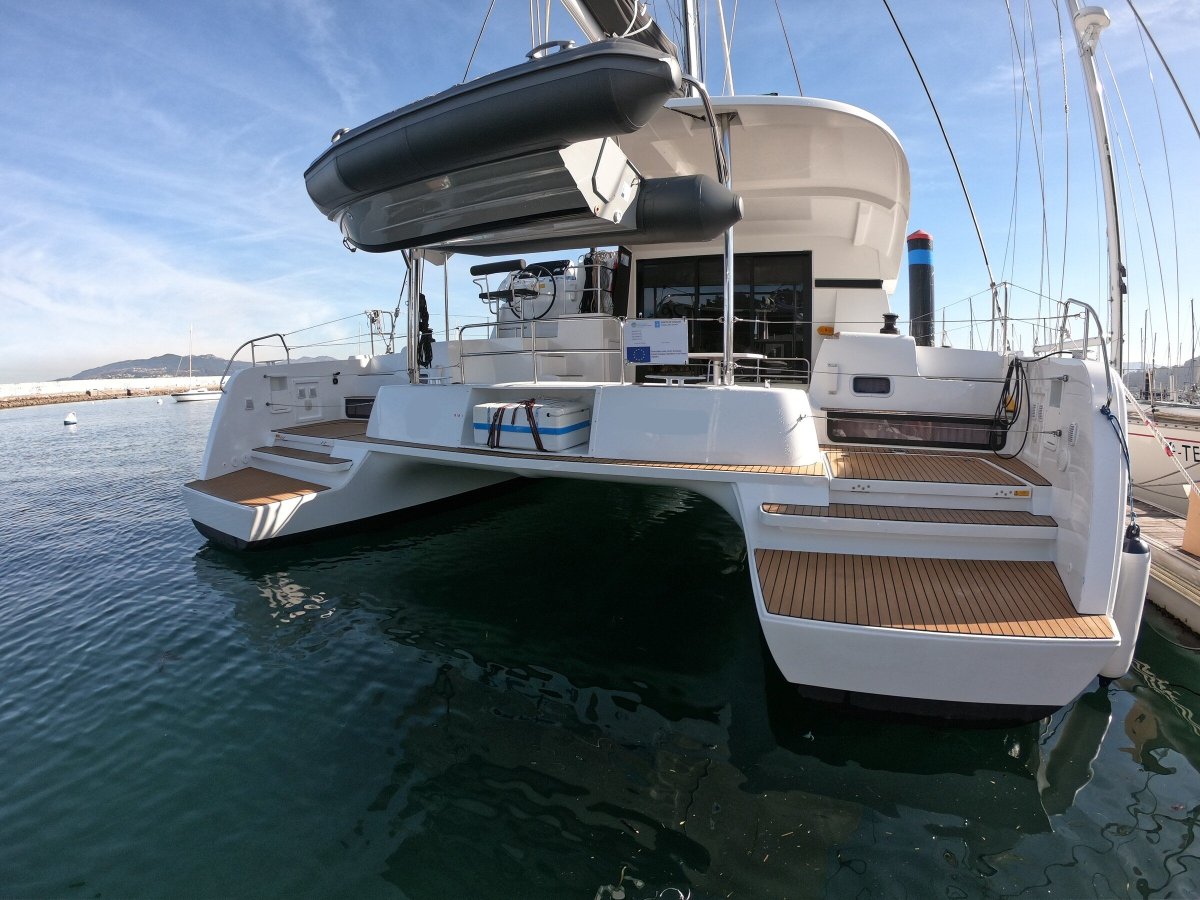 Catamarán de primera clase en Rías Baixas