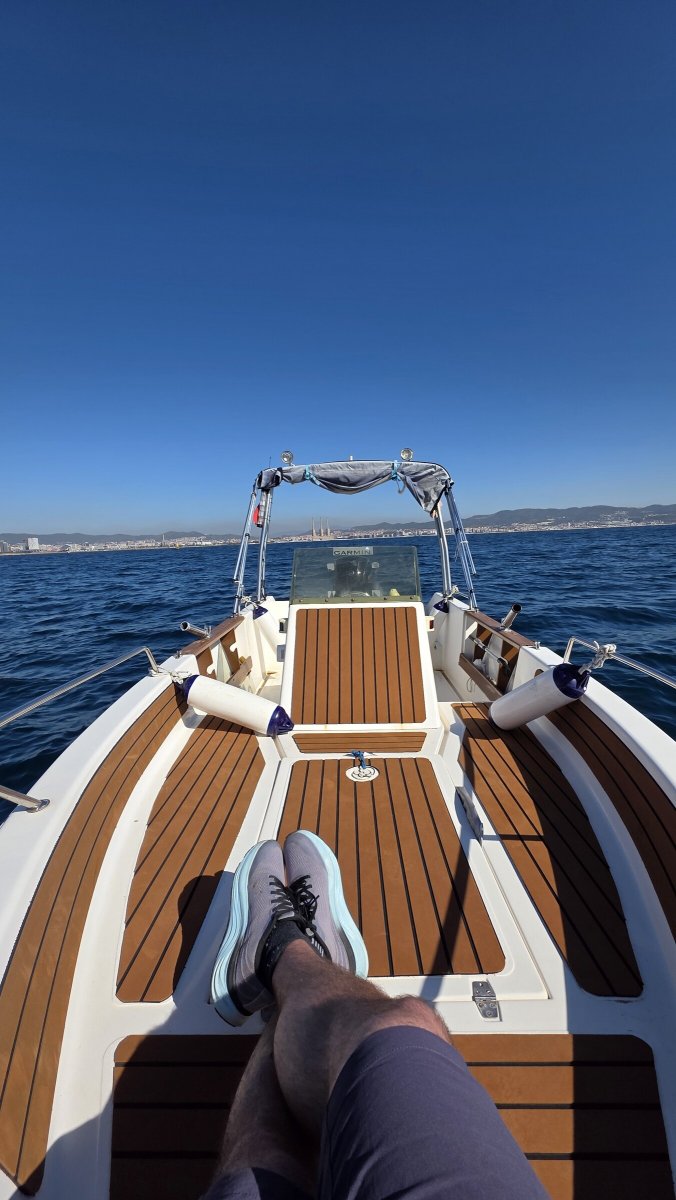 Boot am Strand von Barcelona