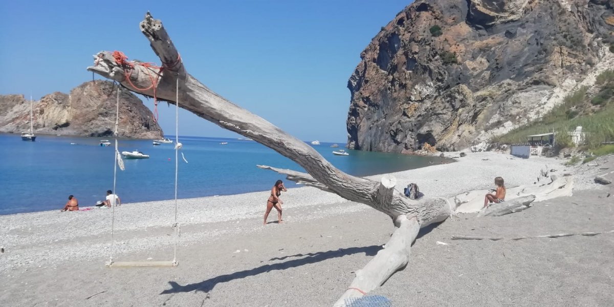 Barca a vela in mare con nuvole bianche