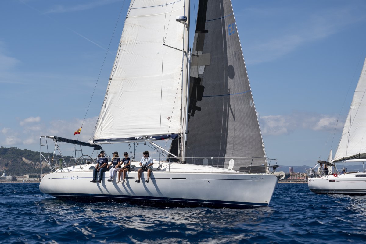 Boot in der Bucht von Pollença während der Regatta von Barcelona
