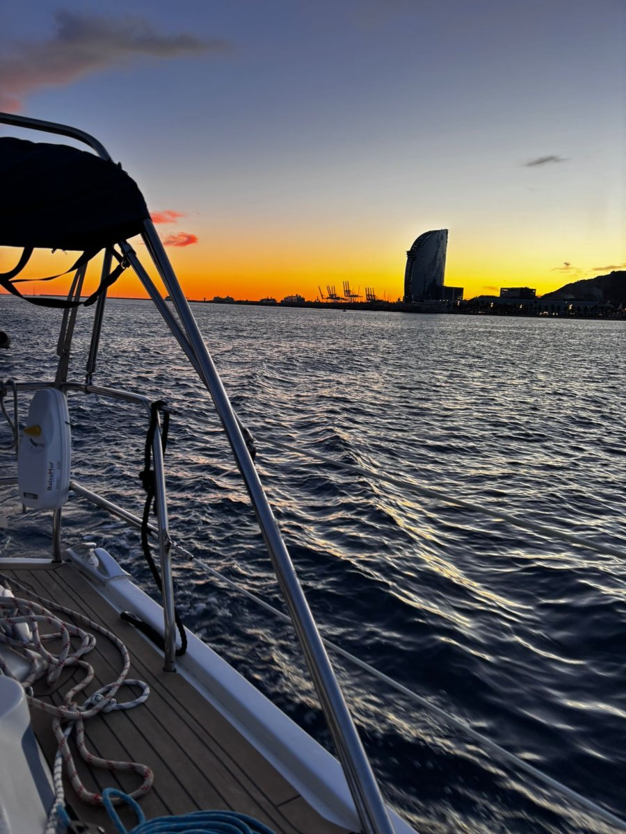 Disfruta de un velero por la costa de Barcelona