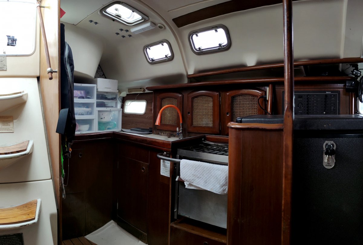 Explore Manta's coast from the sea with our sailing trips