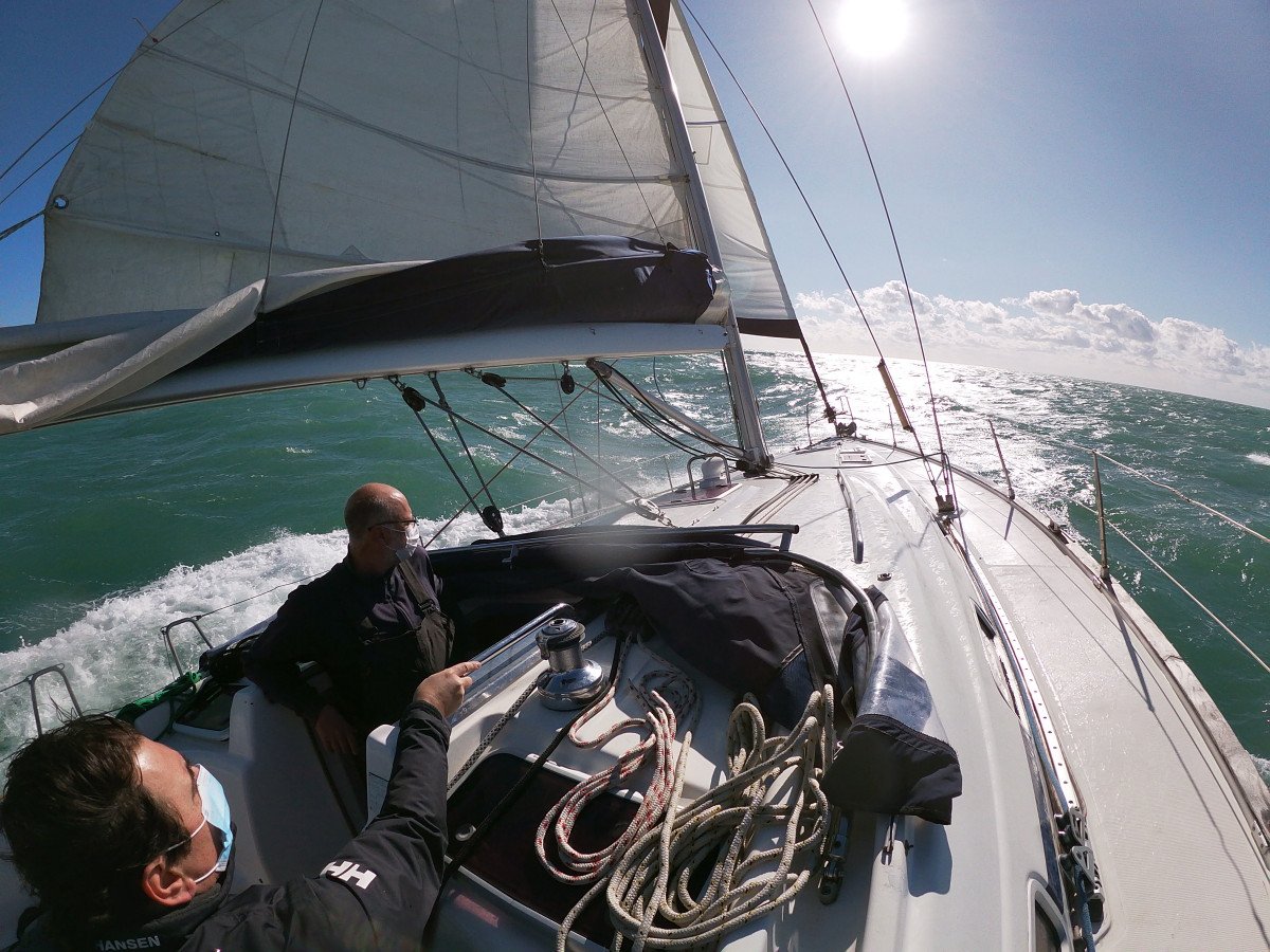 Velero navegando en el Mediterráneo hacia Benalmádena desde Ibiza