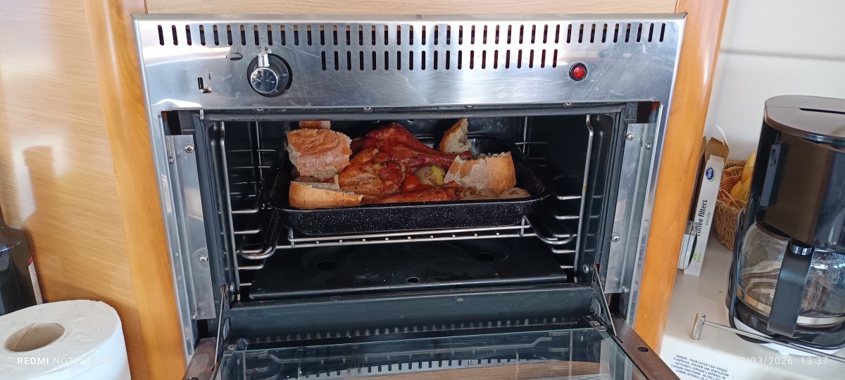 Katamarannavigation von Bari zum Meer Sardiniens