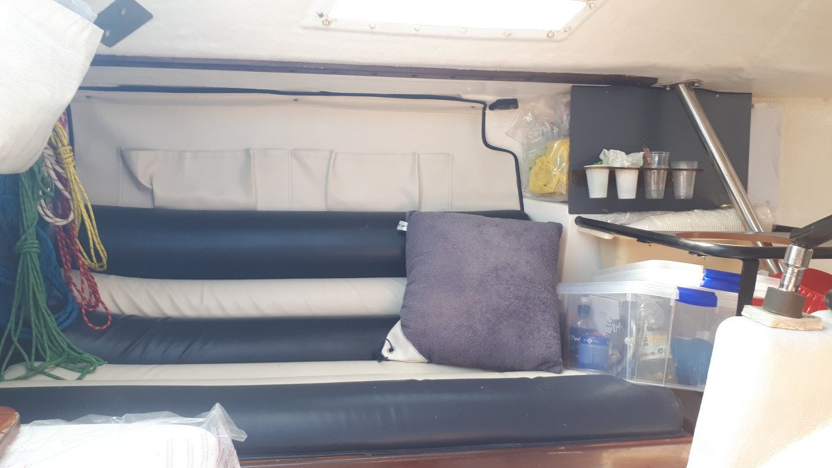 Avventurati in un viaggio in barca attraverso le coste remote della Sardegna.