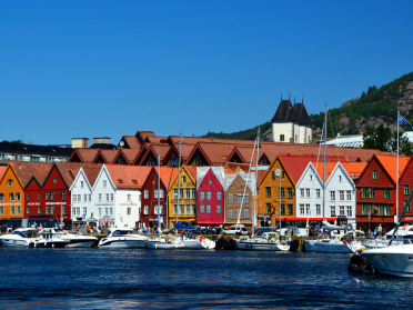 Sailing through the fjords of Norway : Bergen-Bergen