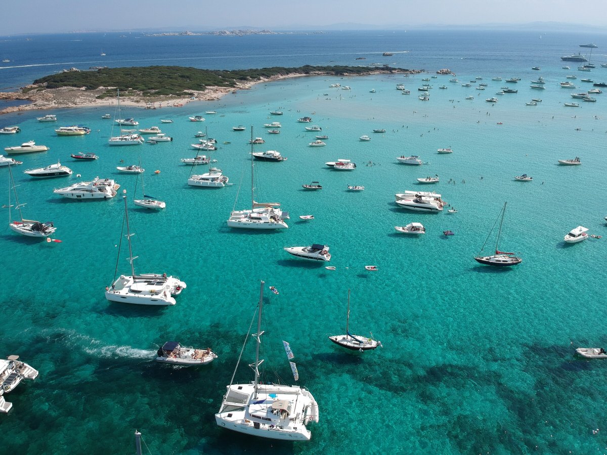 Katamaranka-Flottille im La-Maddalena-Archipel auf Sardinien