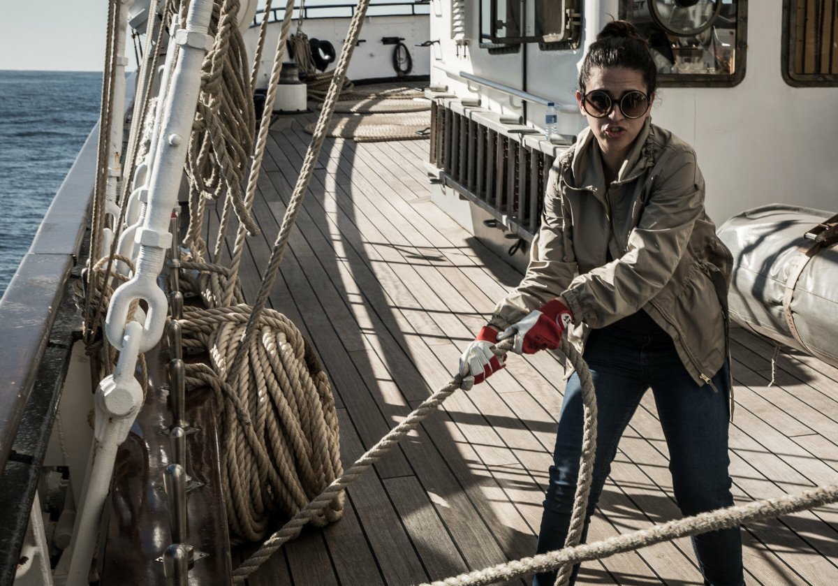 Apreciando la vista de la costa de Algarve desde el mar