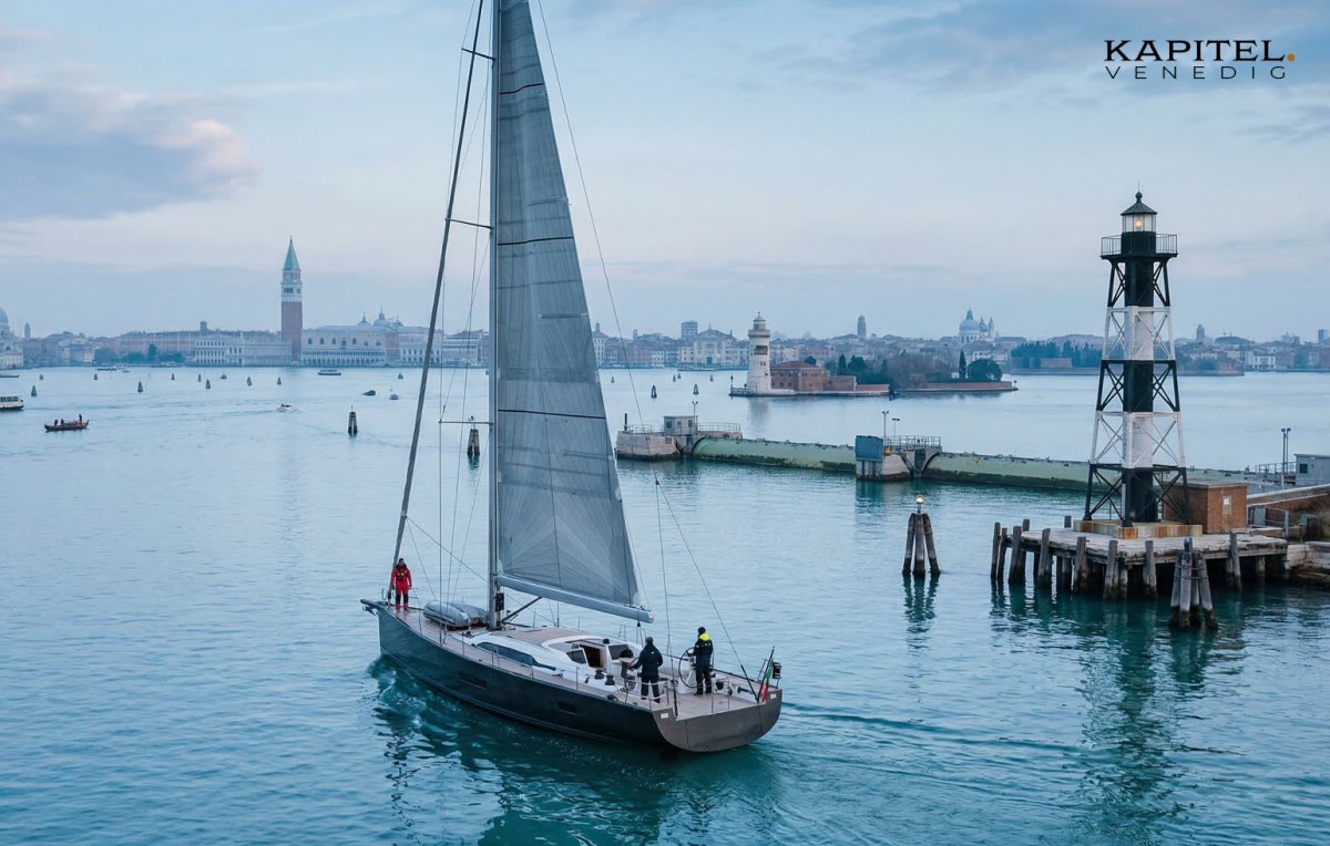 Barcos en el muelle veneciano, preparación para la navegación.