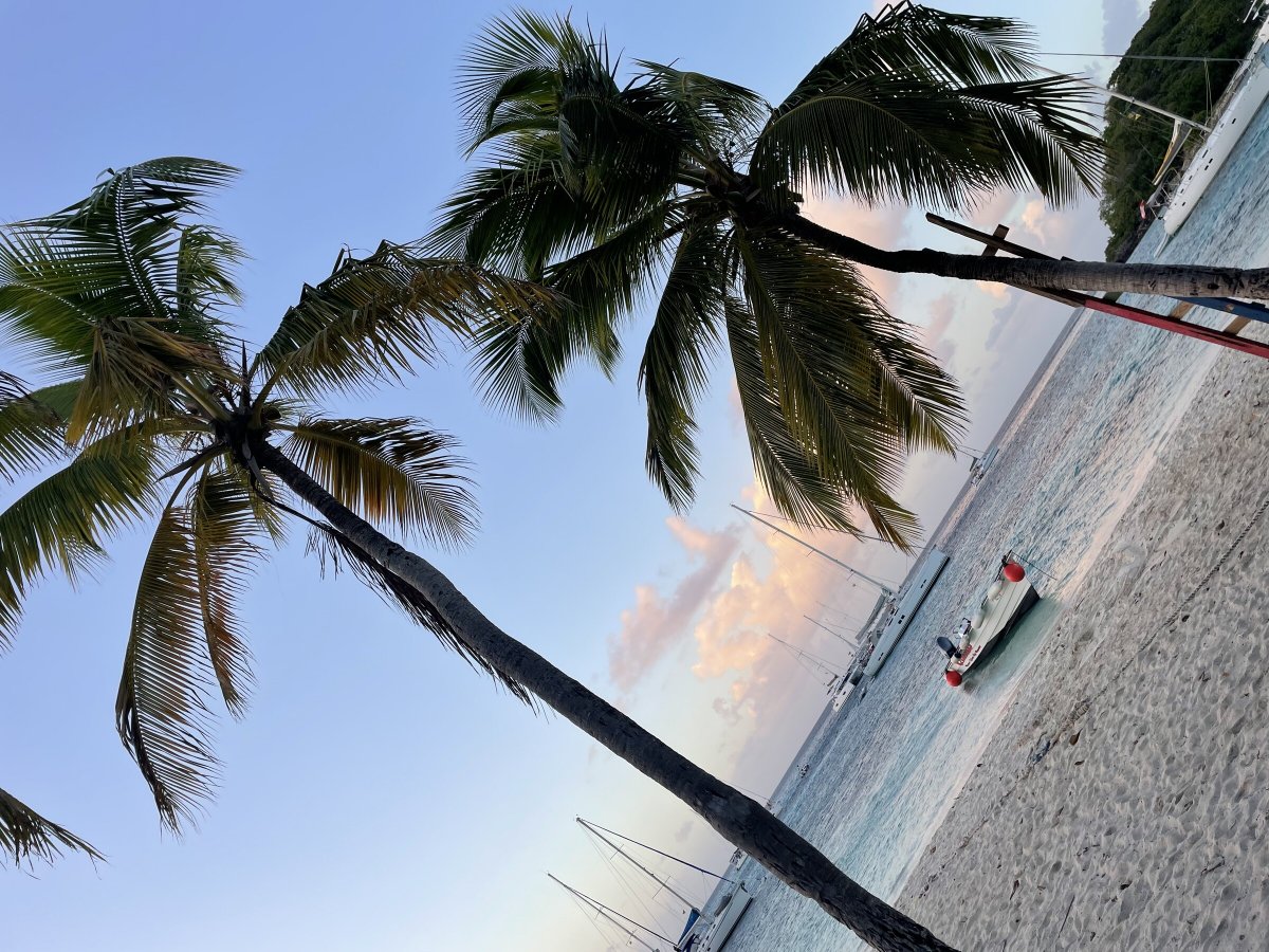 Navegando en un velero de lujo por las aguas cristalinas del Caribe