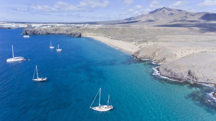 Veleros fondeados en Lanzarote