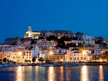 Gita in barca notturna per vedere Dalt Vila illuminata e drink prima della festa!