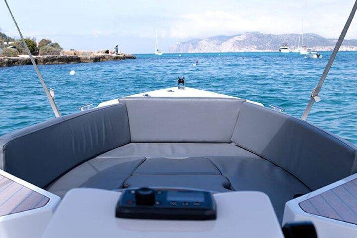 Goditi la bellezza naturale di Ibiza dal mare.