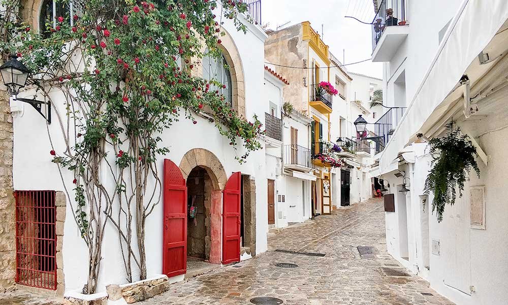 Barca di lusso in navigazione nelle acque di Ibiza