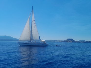Lo que el viento se llevó, en el mar de Ulises entre las islas griegas en flotilla sobre Bavaria46