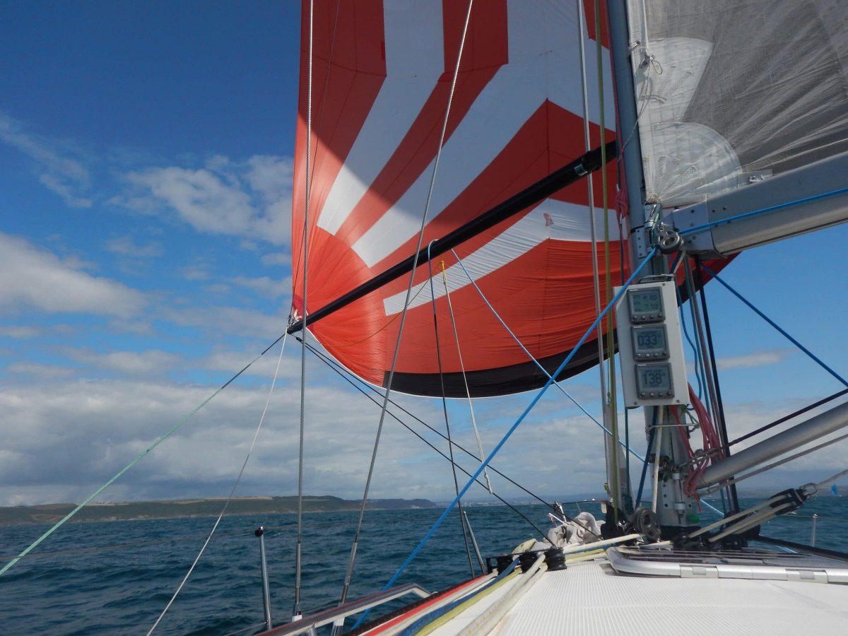 Disfruta de una experiencia única de navegación en la carrera alrededor de la isla