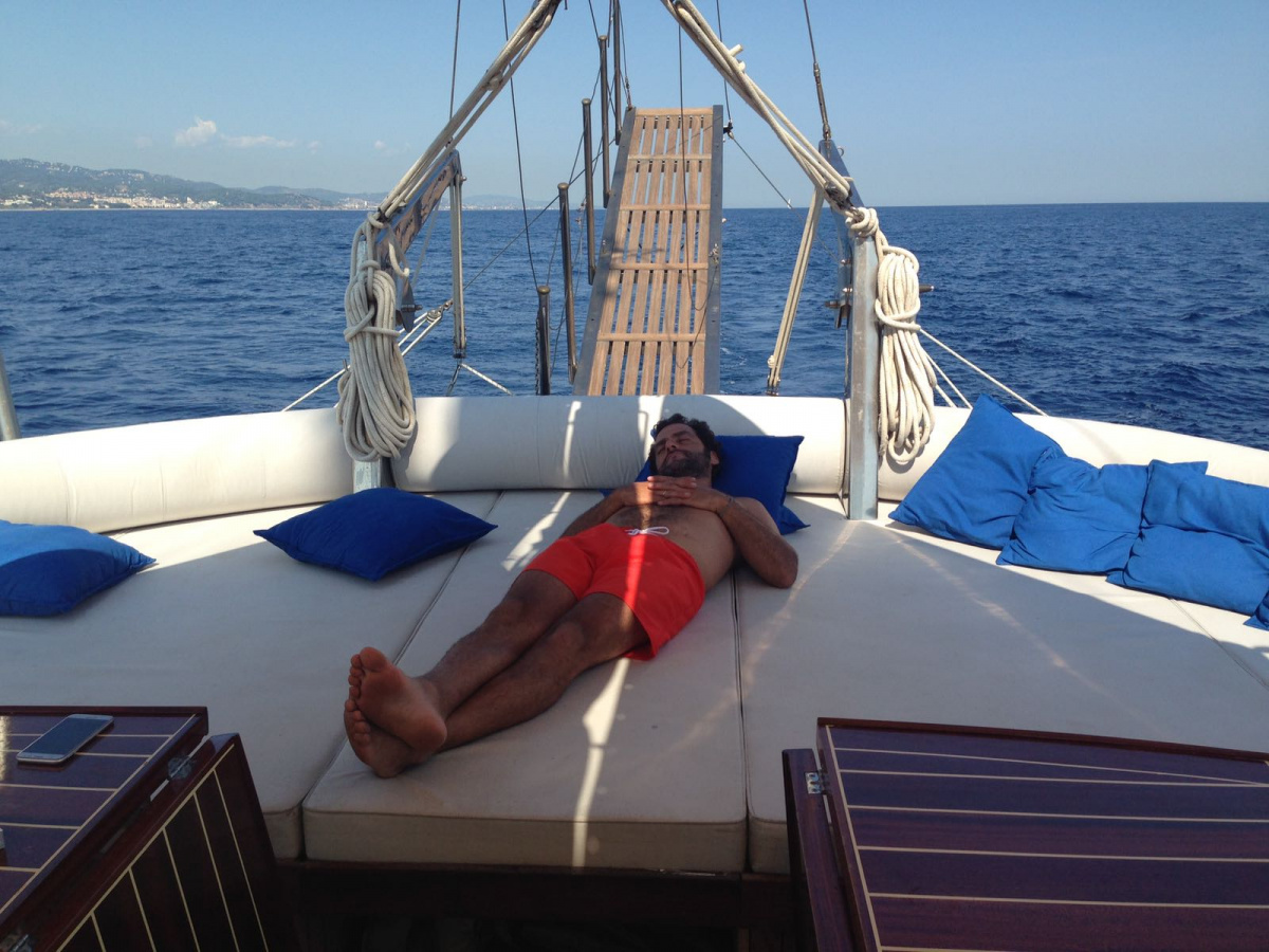 sailboat trips by plazas barcelona