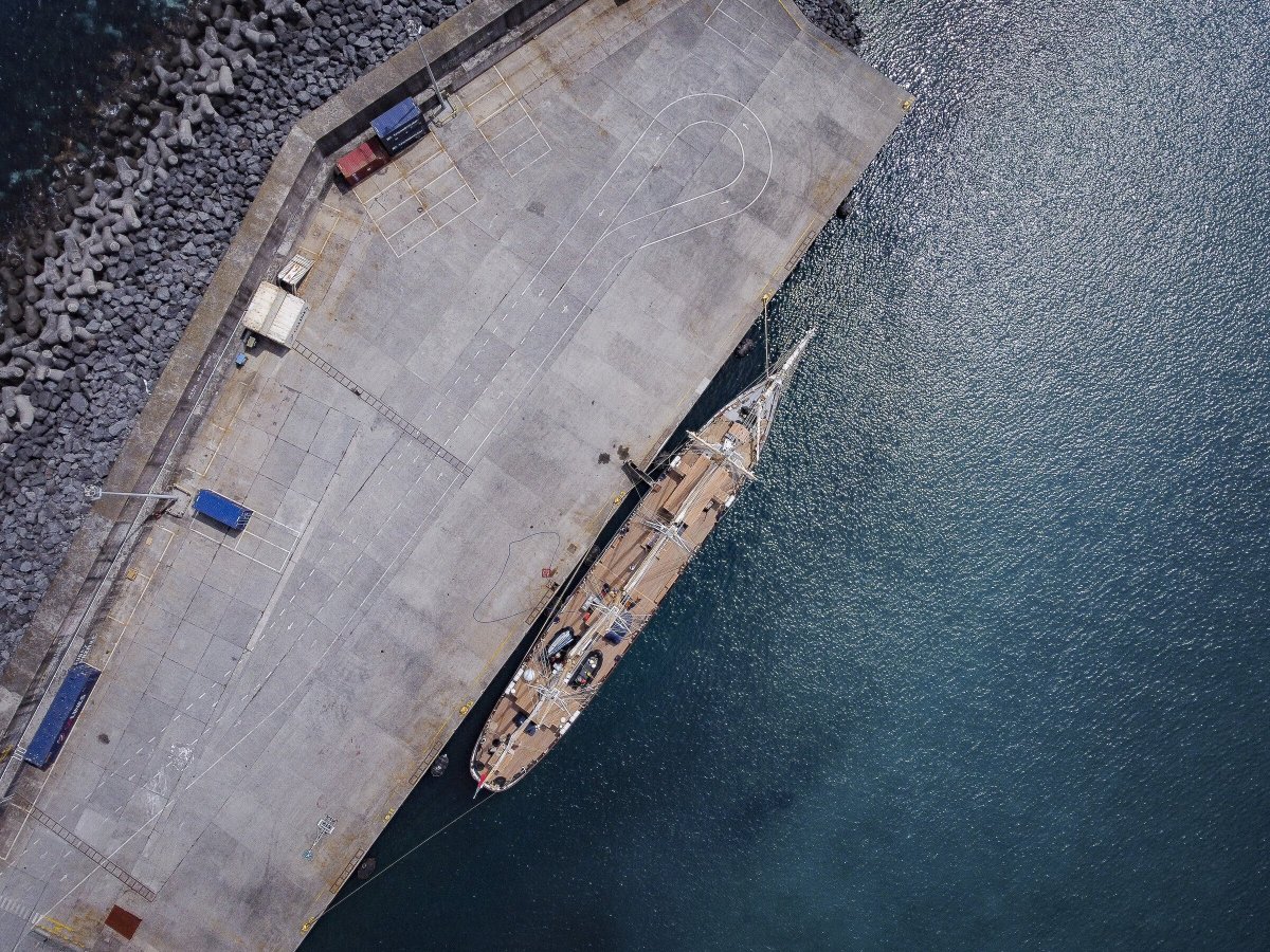 Navigazione attraverso le Azzorre su una nave alta