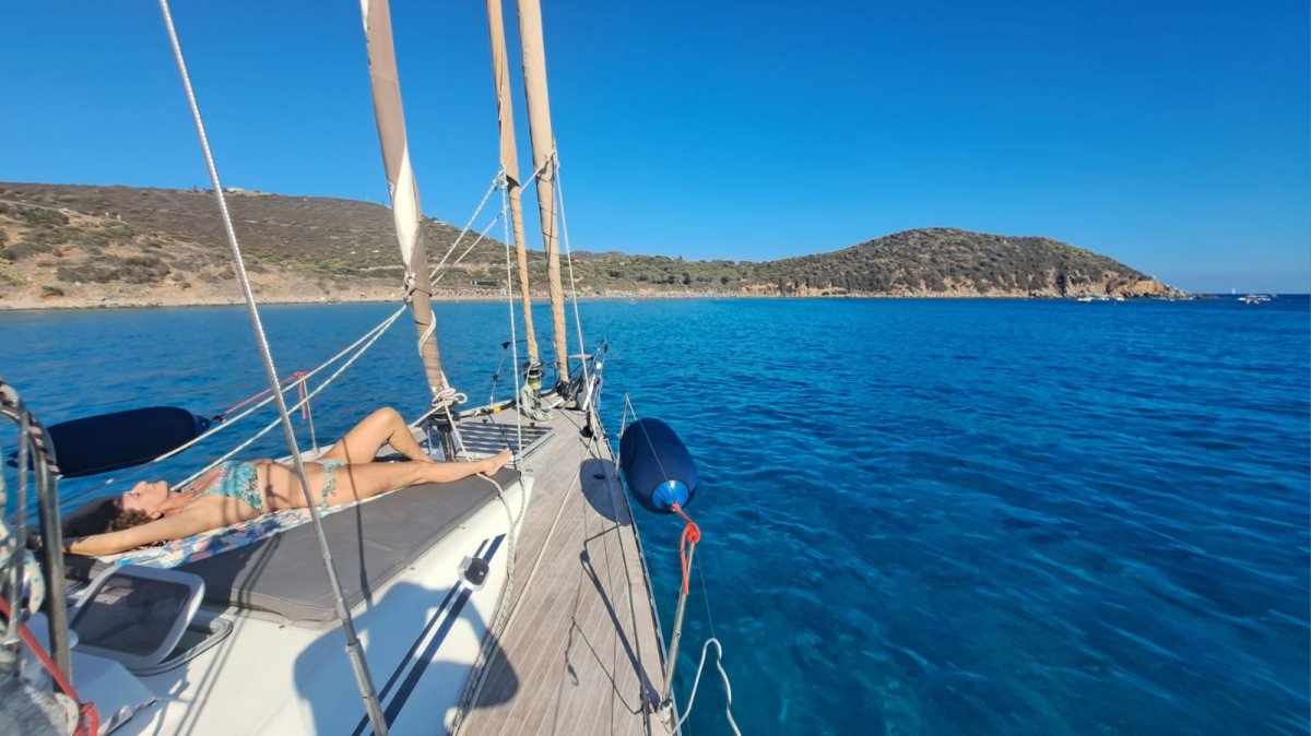 Discover sailing from Menorca to Mallorca on a sailboat