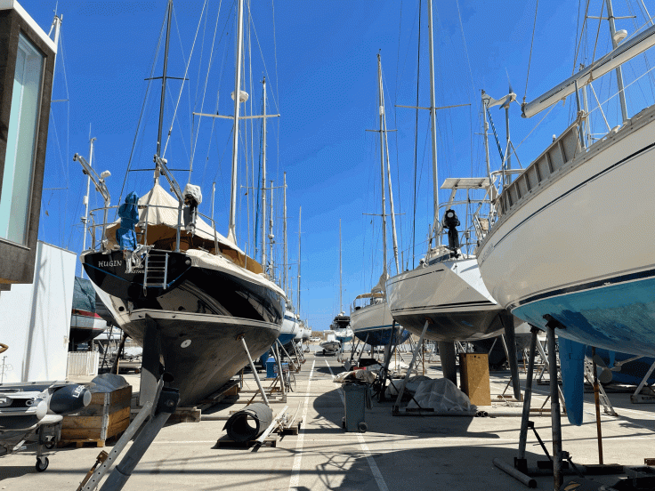 Reparaciones de embarcación en marina de Lagos