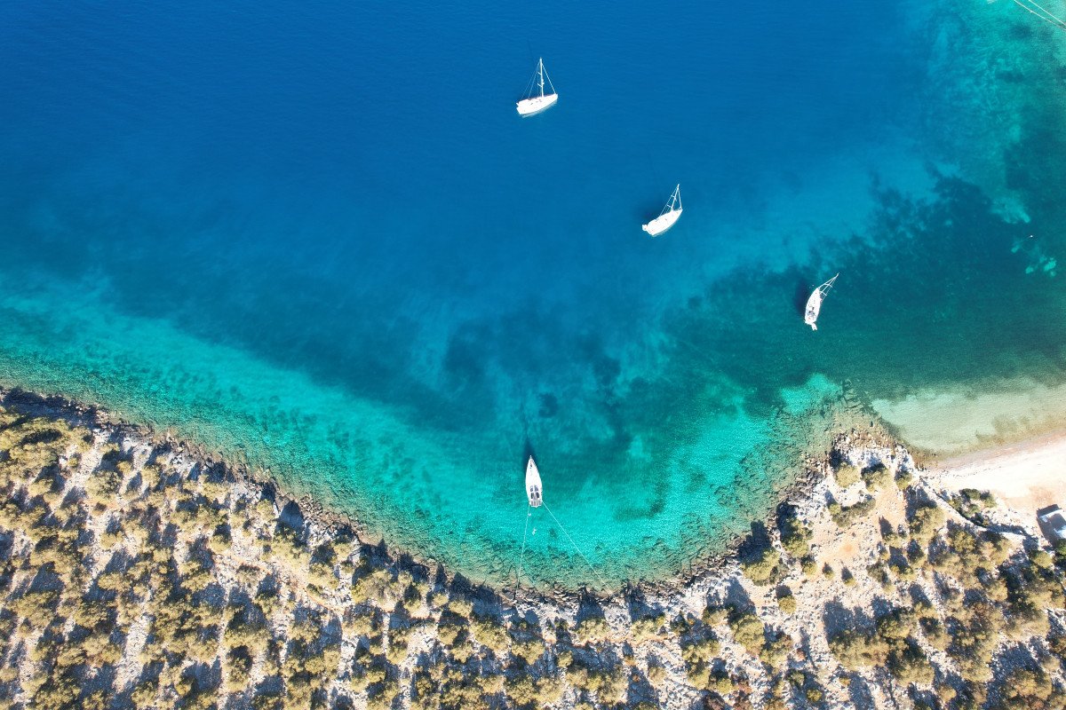 Explorar la hermosa costa de Grecia en un viaje en barco