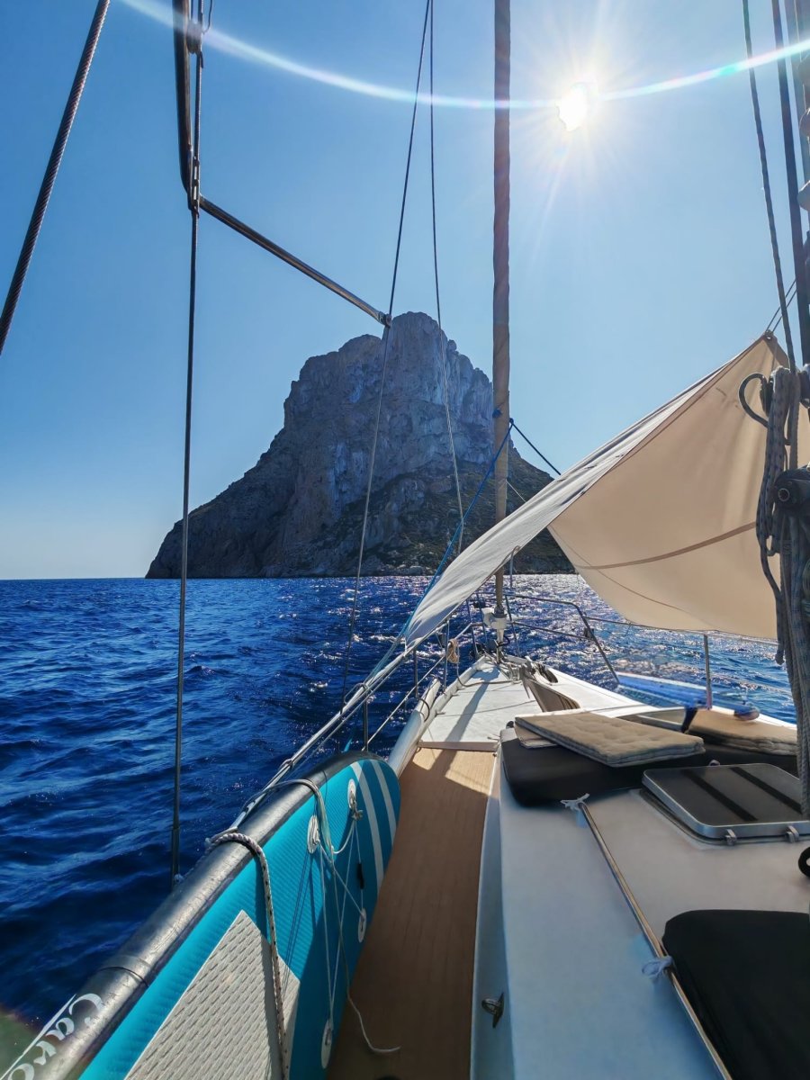 Sailboat - Amel - 2 cabins