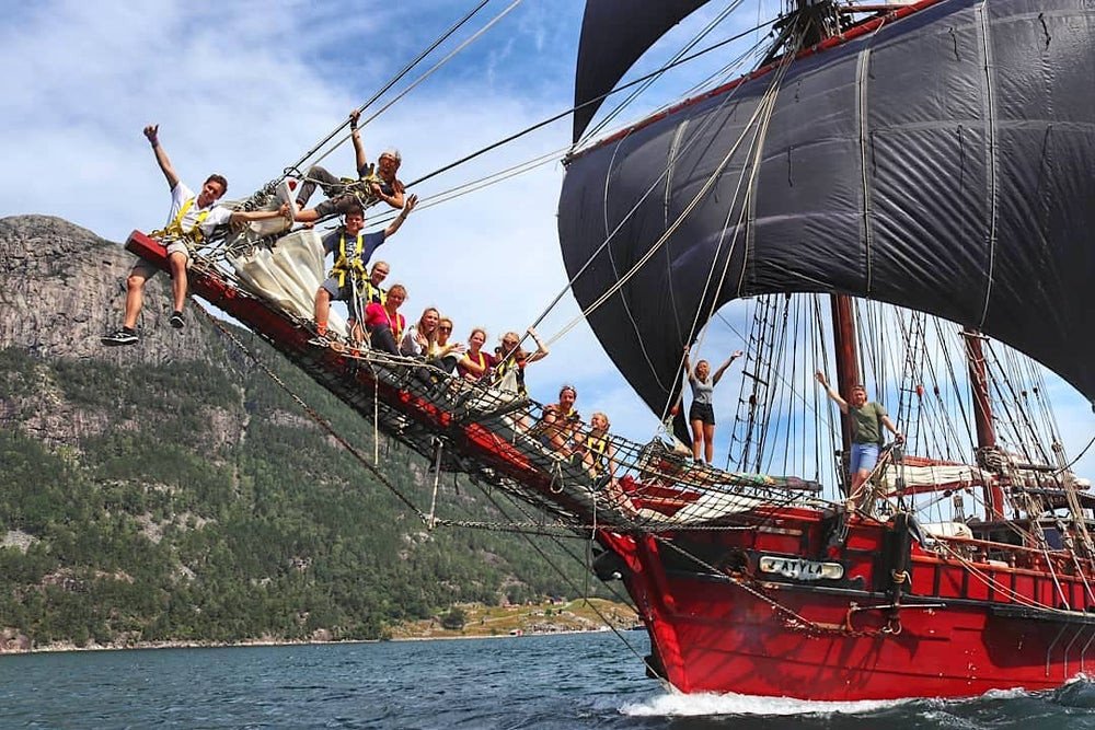 Group+picture_+black+sails+-+Atyla+ship+Foundation