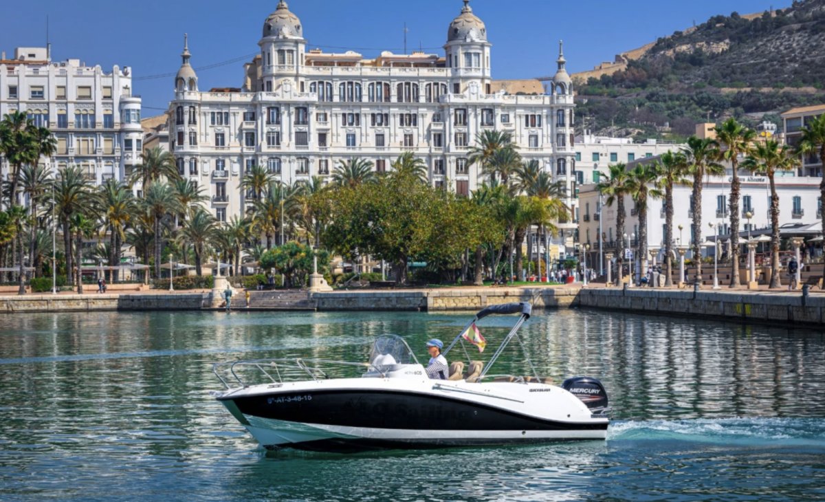 Bemühen Sie sich in der Bucht von Alicante mit einem Mietmotorboot