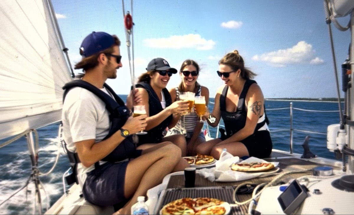 A 2-hour boat excursion in Barcelona with pizza and drink
