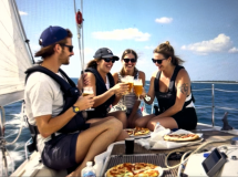 Eine 2-stündige Bootsexkursion in Barcelona mit Pizza und Getränk