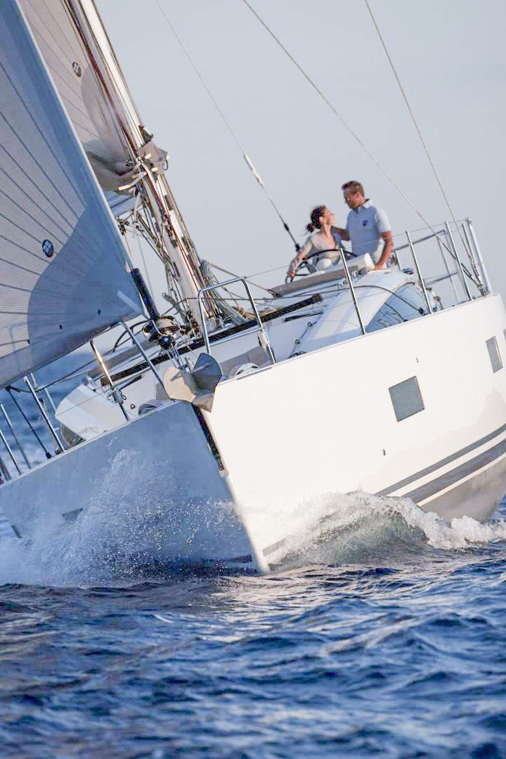 Entspannen Sie sich auf einem Segelboot während Sie entlang der Küste von Ibiza fahren