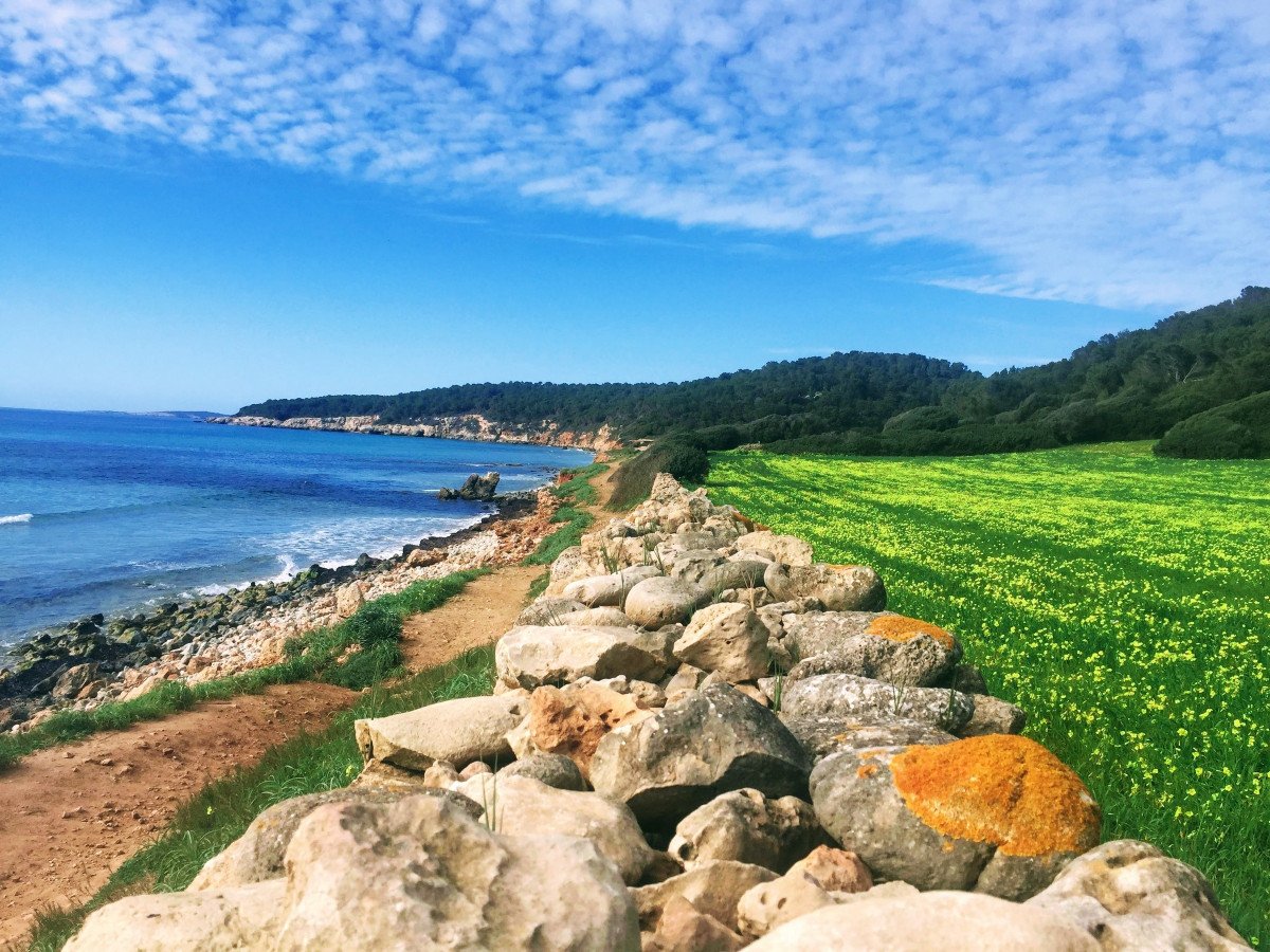 Explora las aguas azules y senderos verdes de Menorca