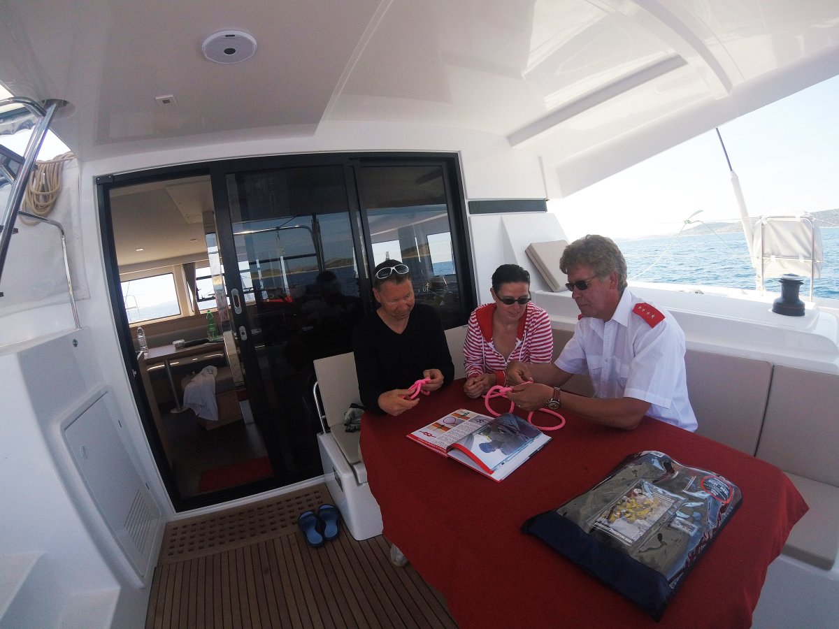 I partecipanti imparano a navigare su un catamarano a Tenerife