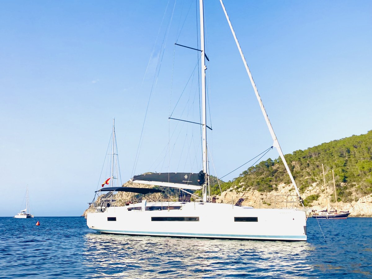 New 2021 sailboat with skipper for weeks in Valencia