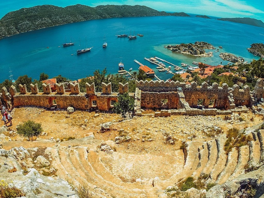 Explora las antiguas ruinas y ciudades costeras en nuestro crucero de dos semanas