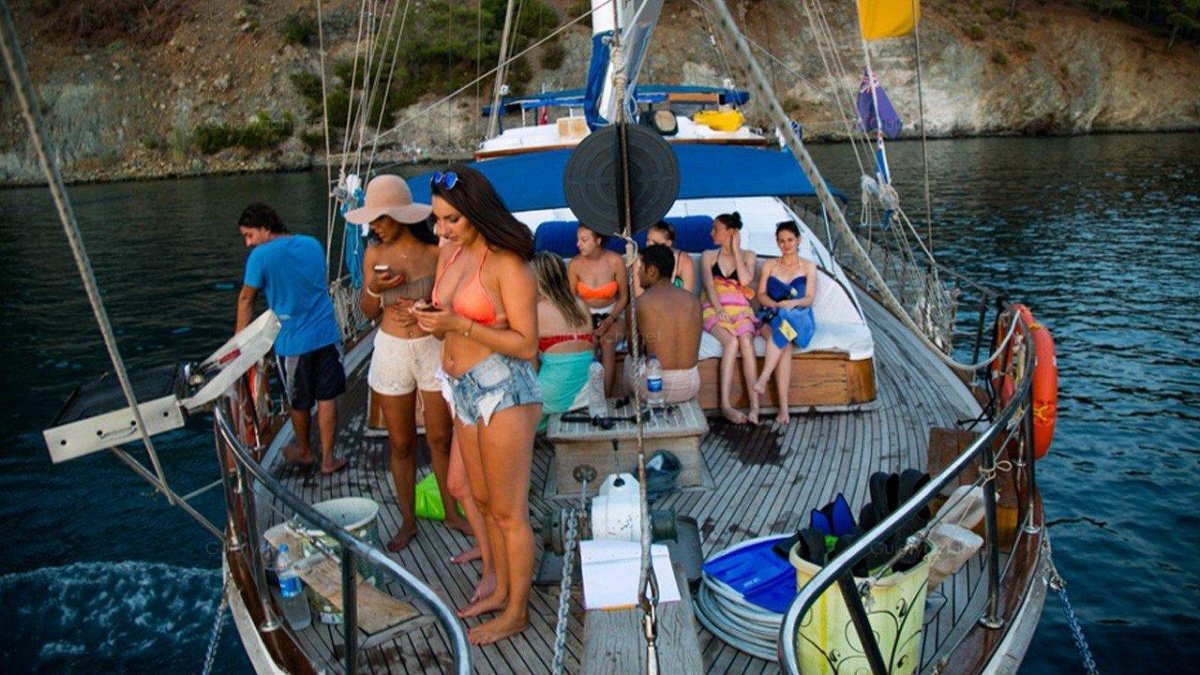 cabin-charter-sample-cabin-charter-photos-46