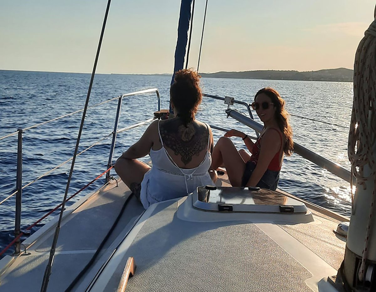 Erkunde Barcelona von einem Segelboot aus