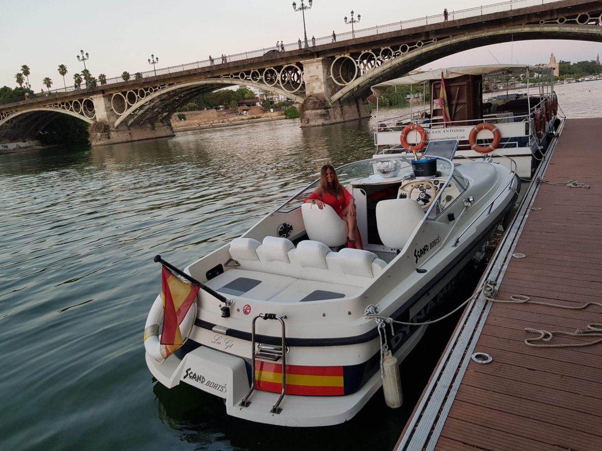 Exploring the Guadalquivir by boat