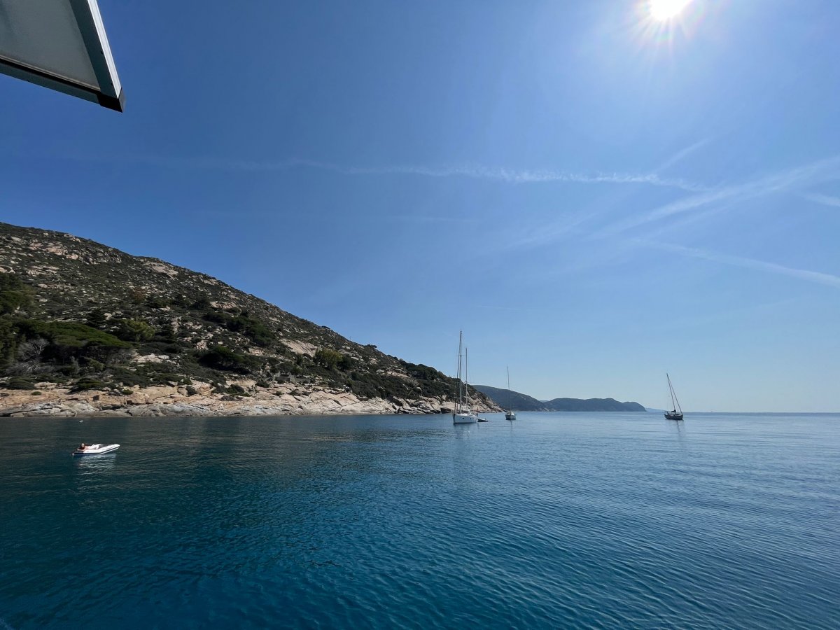 Passeggiata in barca lungo la costa sarda
