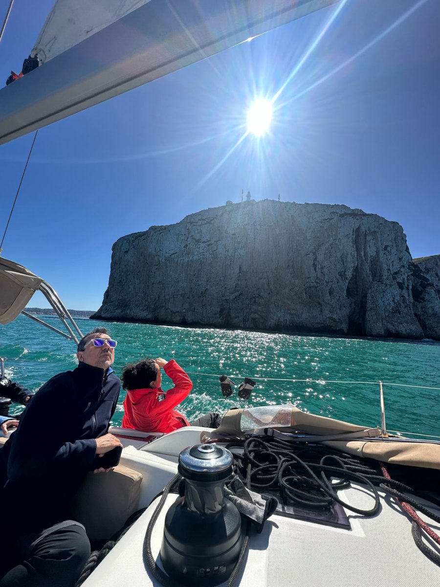 Barca attraversando il Mediterraneo tra Ibiza e Formentera da Denia