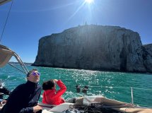 Barco cruzando el Mediterráneo entre Ibiza y Formentera desde Denia