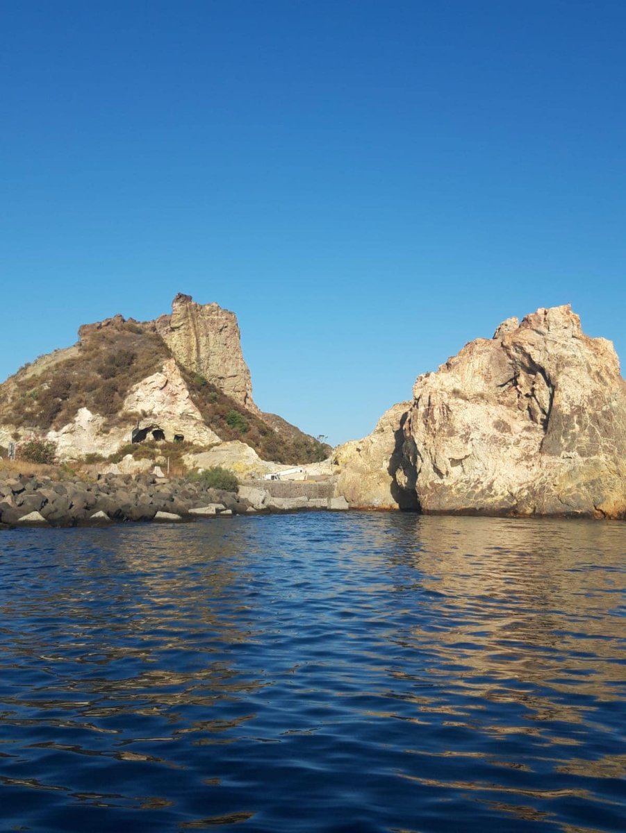 Aventura en el mar con velas y mariscos