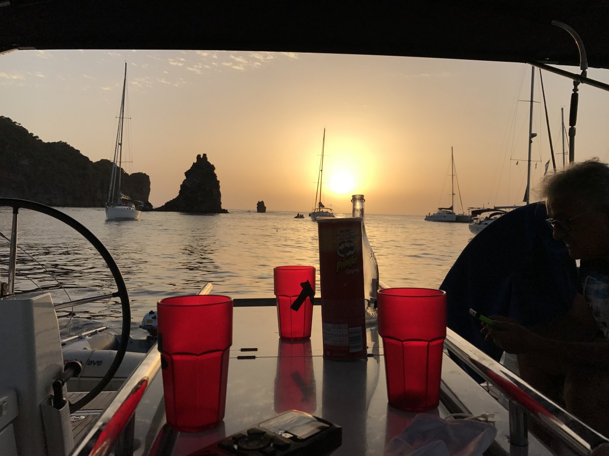 Explora las aguas azules y claras de las islas Eolie en barco a vela