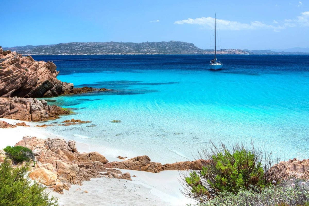 Esplora la Toscana e la Sardegna in barca a vela