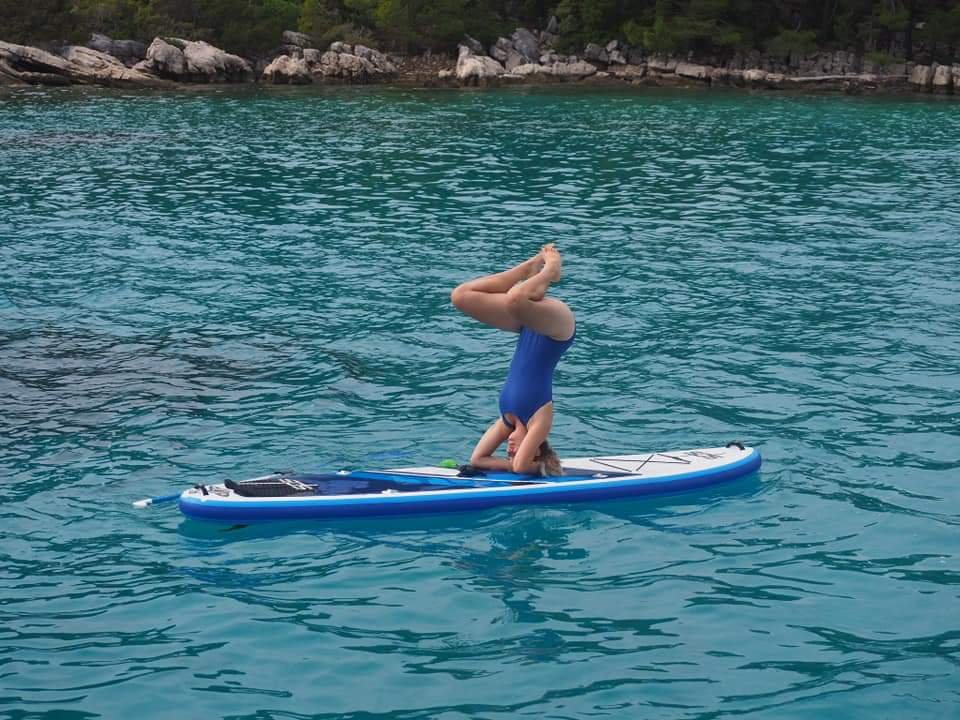 Genießen Sie eine Katamaran-Segelreise über das Meer Thailands