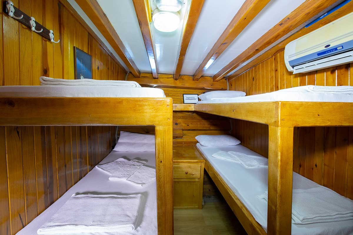 Relajación y fiesta en Mykonos en un yate de cabina