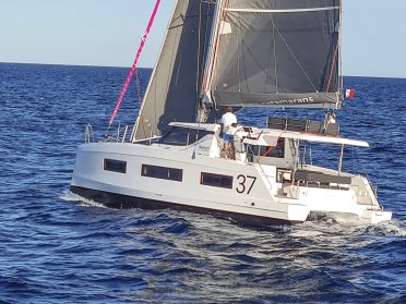 Naviga intorno a Ibiza e Formentera a bordo di un catamarano: privacy, comfort e libertà.