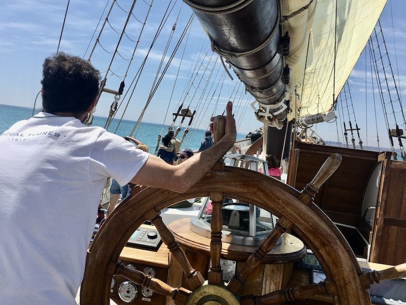 Navigando lungo la costa di Mahón su una goletta classica